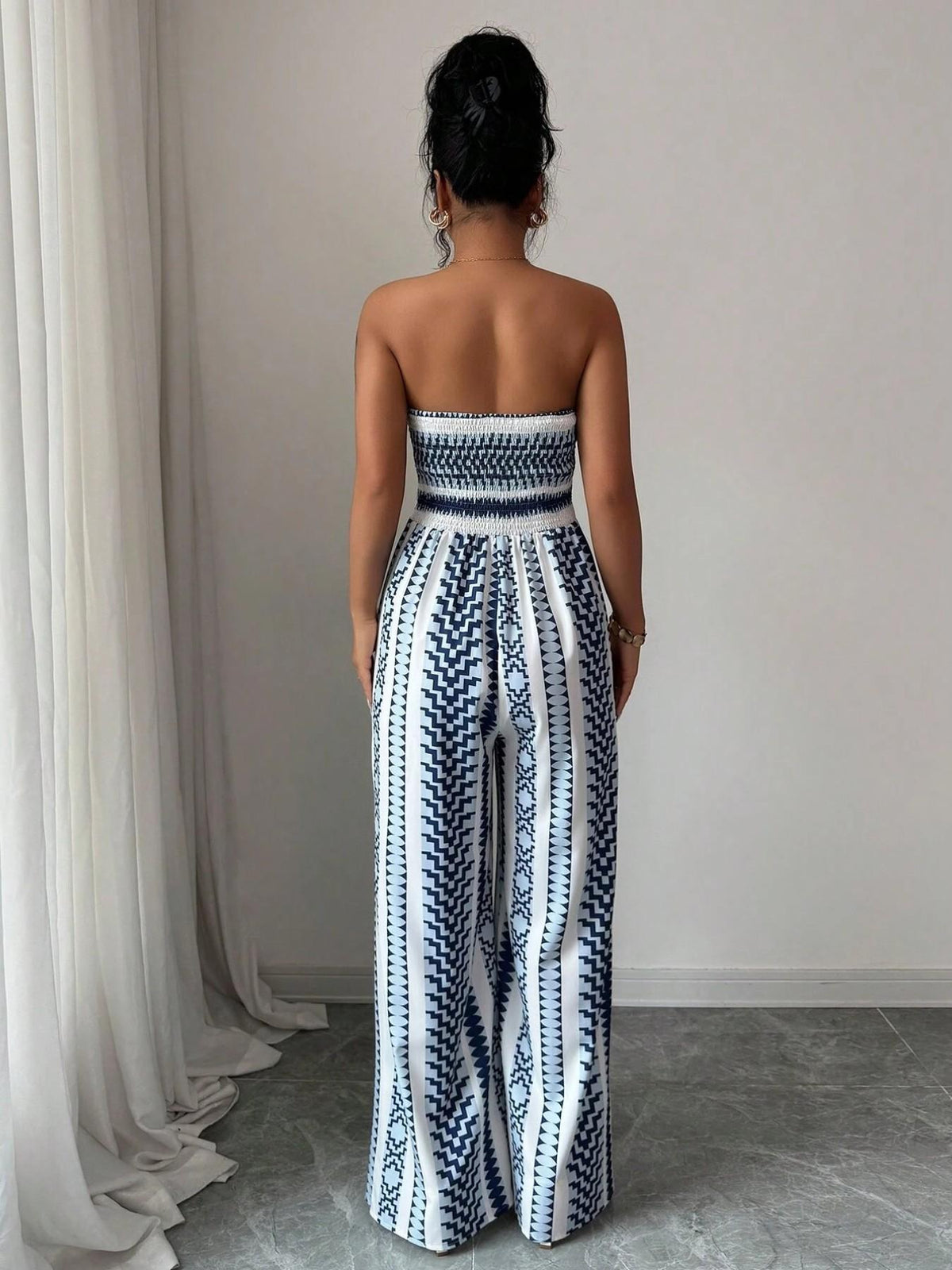 👗💙 Combinaison à motifs géométriques, encolure dos nu et fente sur le côté – 50 % de réduction ! Idéale pour la plage, le bureau et les soirées. 🔥✨