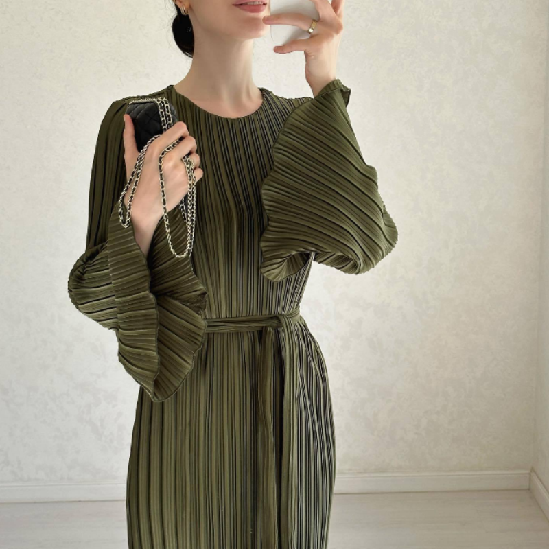 Nouvelle robe élégante à manches évasées - intemporelle & flatteuse