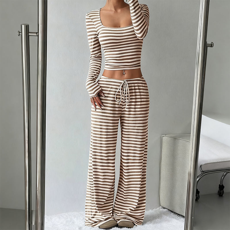 Ensemble haut ajusté en maille rayée et pantalon large
