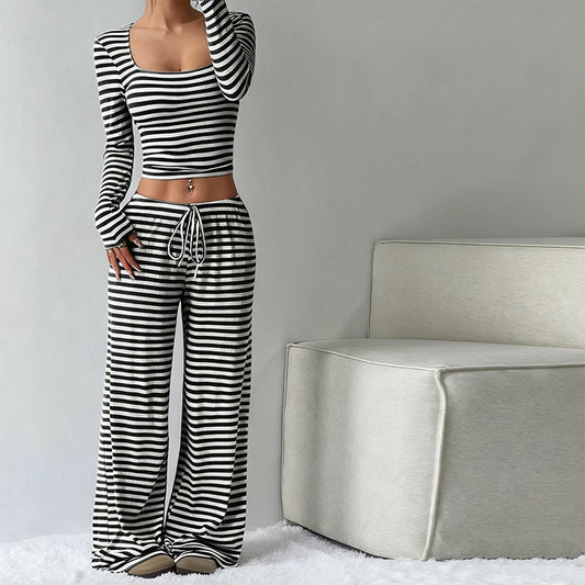 Ensemble haut ajusté en maille rayée et pantalon large