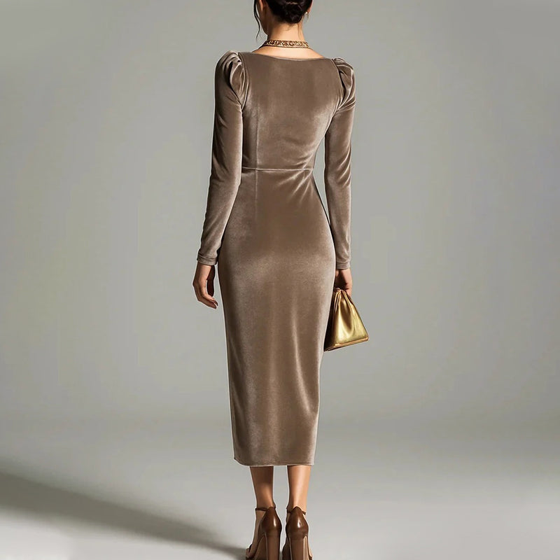 Robe à manches longues avec col, froncée et fendue