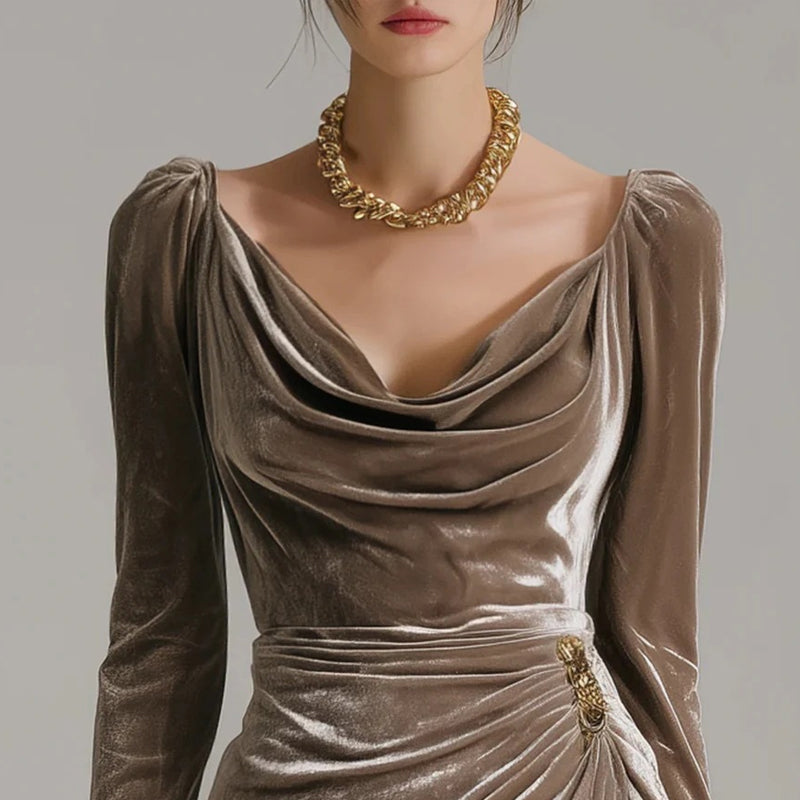 Robe à manches longues avec col, froncée et fendue