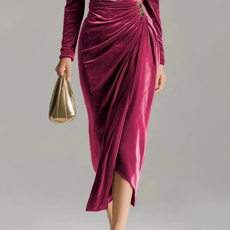 Robe à manches longues avec col, froncée et fendue