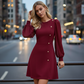Élégante robe à manches longues avec boutons asymétriques