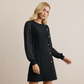 Élégante robe à manches longues avec boutons asymétriques