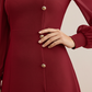 Élégante robe à manches longues avec boutons asymétriques