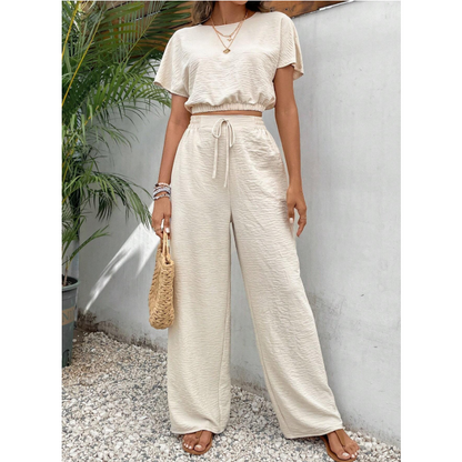 Ensemble deux pièces pour femme composé d'un haut à manches courtes et d'un pantalon droit ample