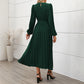 Élégante robe mi-longue à manches longues et plissée, avec ceinture
