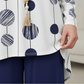 Ensemble composé d'un chemisier à manches longues et d'un pantalon à imprimé moderne