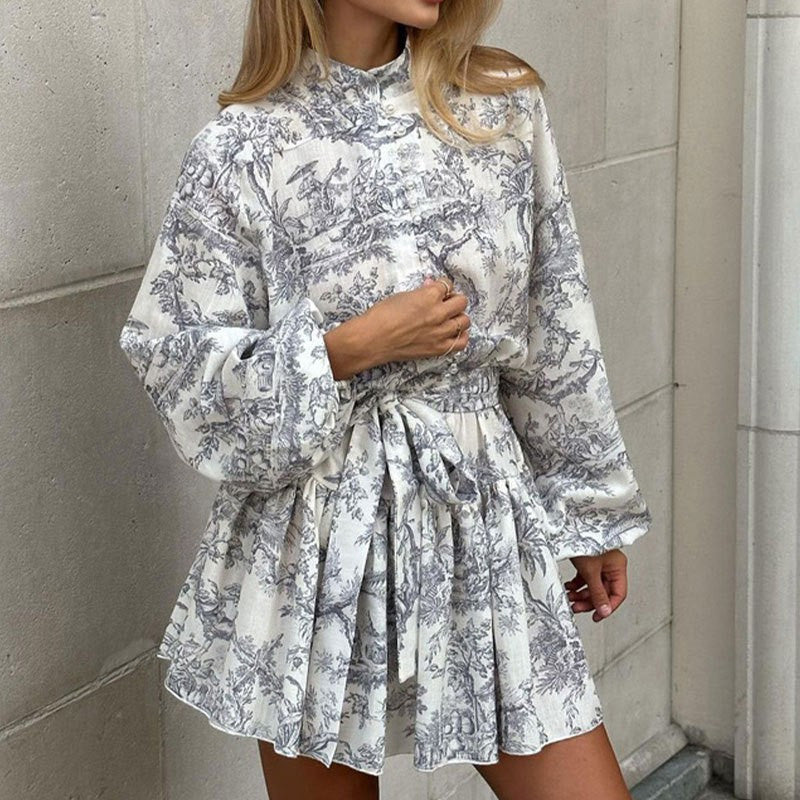 Mini-robe élégante à col montant, manches lanterne et coupe trapèze