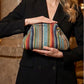 👜 Pochette pour femme à rayures tissées – élégante, polyvalente et pratique – parfaite pour les soirées, les fêtes et les occasions spéciales – un accessoire raffiné pour toutes vos tenues.