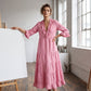 🌸👗 Robe maxi étagée col V – Manches volantées, tissu fluide ultra-léger, silhouette aérienne pour un été élégant à la plage comme en soirée 🌊🌙