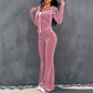 Ensemble femme composé d'un sweat à capuche zippé en velours et d'un pantalon évasé