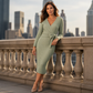 Robe élégante pour femme en maille côtelée, col V et nouée à la taille