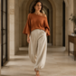 Ensemble pour femme : haut en maille à épaules dénudées et pantalon décontracté