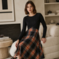 Ensemble élégant pour femme : robe à carreaux et top court