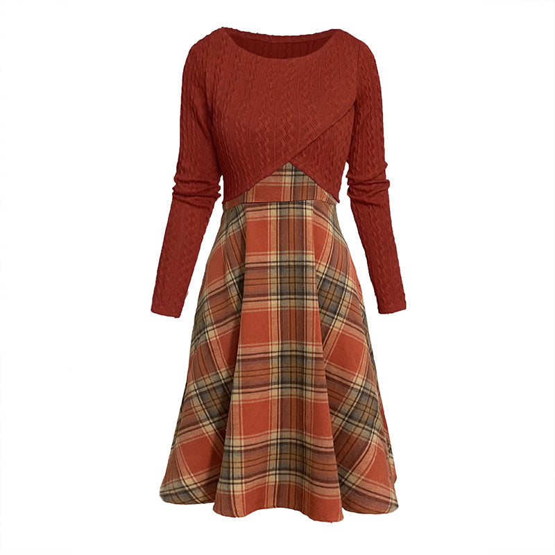 Ensemble élégant pour femme : robe à carreaux et top court