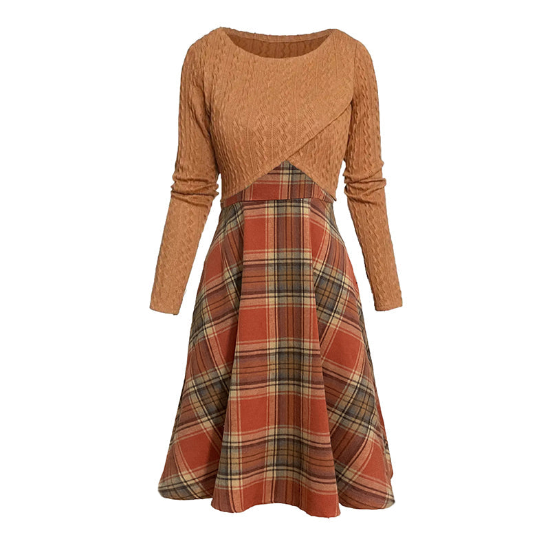 Ensemble élégant pour femme : robe à carreaux et top court