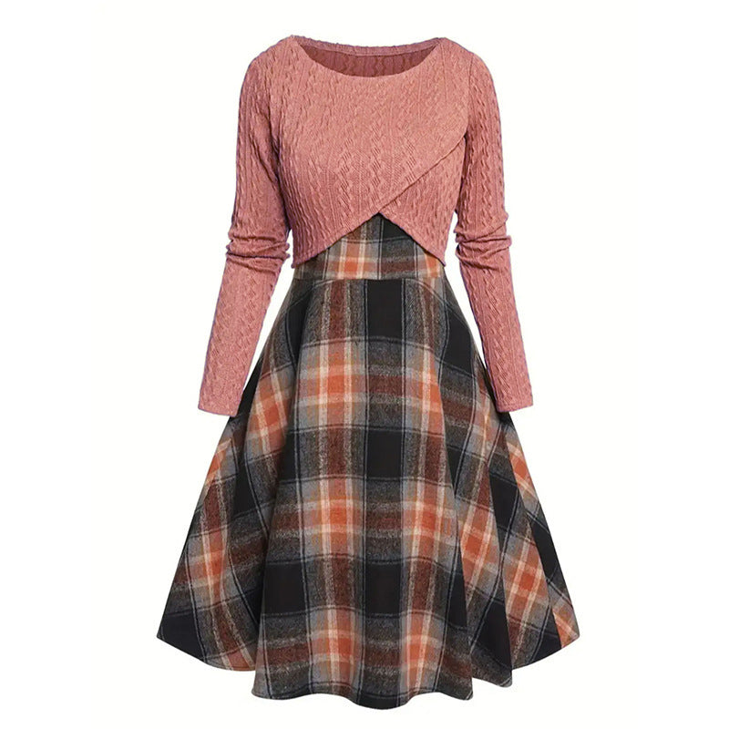 Ensemble élégant pour femme : robe à carreaux et top court